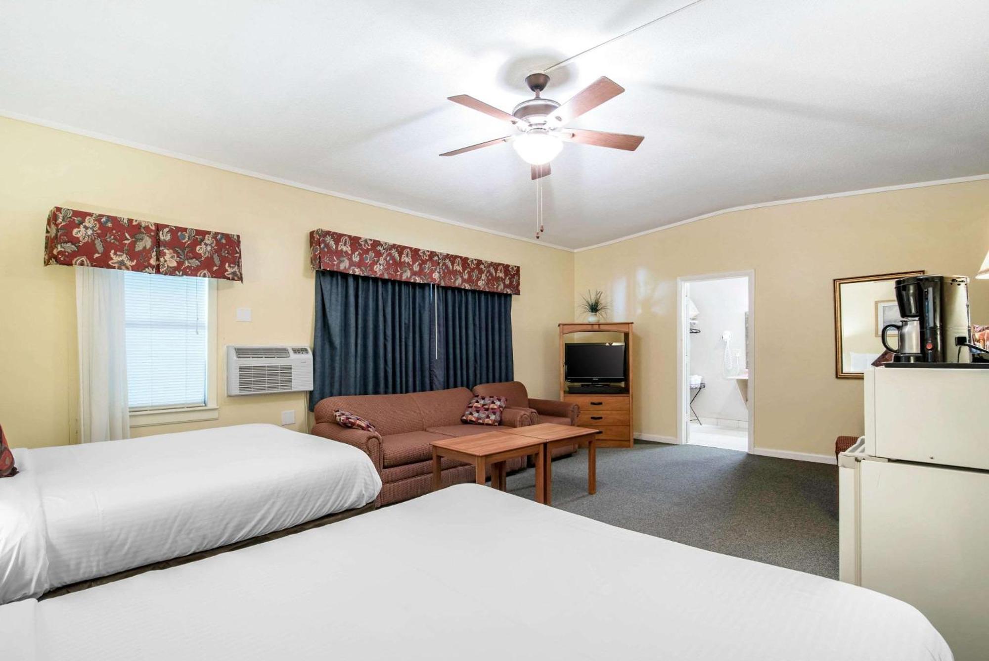 Tiltonlodge Inn & Suites エクステリア 写真